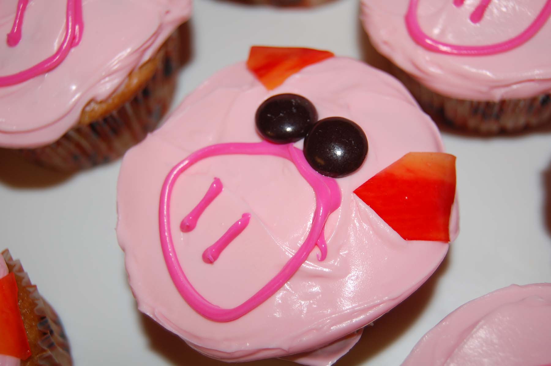 http://www.babypennington.com/wp-content/uploads/2009/10/Pig-Cupcakes-11.jpg